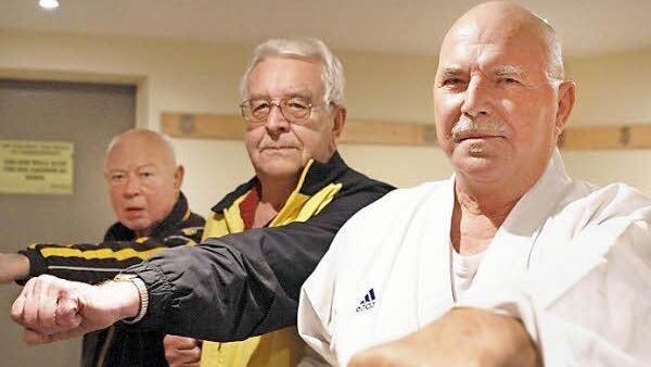 Probelauf beim TSV Scherneck: Konrad Reißmann, Abteilungsleiter Turnen, und Platzwart Horst Kleiber (von links) üben schon mal mit Walter Sosniok, wie sich der neue Karatekurs "Fit mit 50+" anfühlt. Foto: Katja Nauer