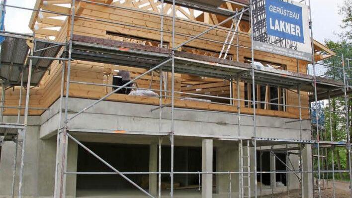 Auf ein Betonfundament ist die mit Holz verkleidete Meditationssauna bereits aufgesetzt.