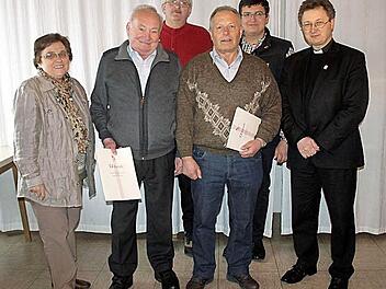 Die KAB Wallenfels ehrte langjährige Mitglieder. Für 40 Jahre Treue zur KAB wurden Andreas Stumpf (Zweiter von links) und Bruno Hahn (Dritter von rechts) ausgezeichnet. Mit im Bild (von links) Mathilde Hutzl vom Kreisverband, Heinz Weiß, Kassier Jan Regel und Präses Pater Jan Poja.  Foto: Susanne Deuerling