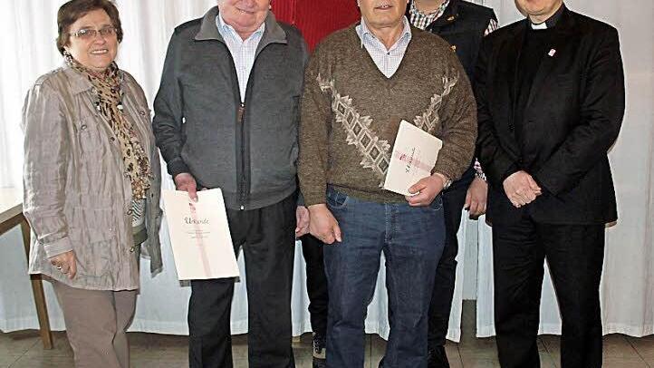Die KAB Wallenfels ehrte langjährige Mitglieder. Für 40 Jahre Treue zur KAB wurden Andreas Stumpf (Zweiter von links) und Bruno Hahn (Dritter von rechts) ausgezeichnet. Mit im Bild (von links) Mathilde Hutzl vom Kreisverband, Heinz Weiß, Kassier Jan Regel und Präses Pater Jan Poja.  Foto: Susanne Deuerling
