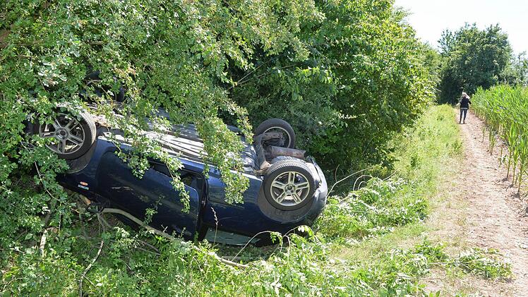 Vermutlich aufgrund eines Schwächeanfalls verlor eine 39-Jährige kurz nach Debring die Kontrolle über ihr Fahrzeug. Foto: Ronald Rinklef