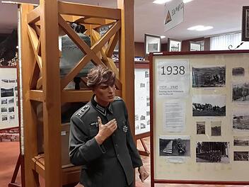 Zu den größten und schwersten Ausstellungsstücken gehört die Glocke (l.) aus der ehemaligen Kirche, für die ein massives Gestell gefertigt wurde. Foto: Rolf Pralle