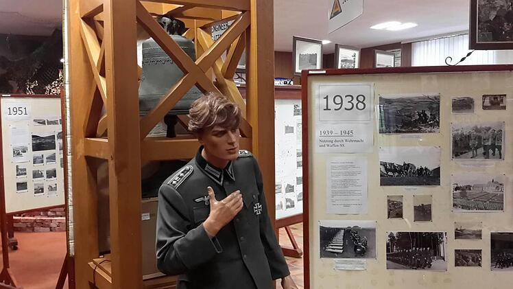 Zu den größten und schwersten Ausstellungsstücken gehört die Glocke (l.) aus der ehemaligen Kirche, für die ein massives Gestell gefertigt wurde. Foto: Rolf Pralle