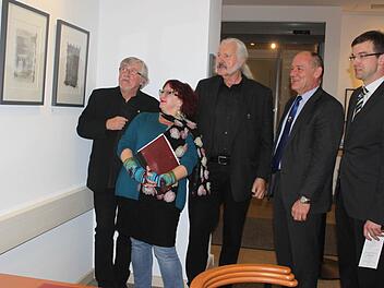Von links Künstler Udo Rödel, Gerdi Baumgärtel, Ingo Cesaro, der Leiter des Finanzamtes Günter Wolkersdorfer und Kronachs Dritter Bürgermeister Markus Wich. Foto: Veronika Schadeck