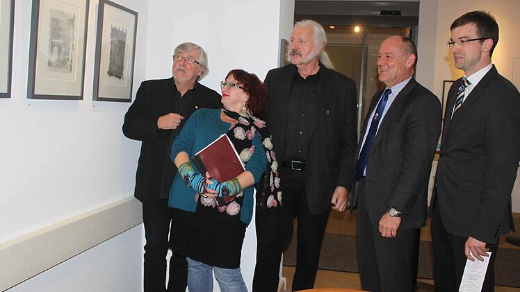 Von links Künstler Udo Rödel, Gerdi Baumgärtel, Ingo Cesaro, der Leiter des Finanzamtes Günter Wolkersdorfer und Kronachs Dritter Bürgermeister Markus Wich. Foto: Veronika Schadeck