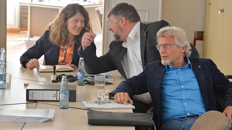 Das Archivbild aus dem Jahr 2014 zeigt CSU-Stadträtin Birgit Dietz im Gespräch mit dem SPD-Fraktionsvorsitzenden Klaus Stieringer. Im Vordergrund Helmut Müller, der Vorsitzende der CSU-Fraktion. Foto: Ronald Rinklef