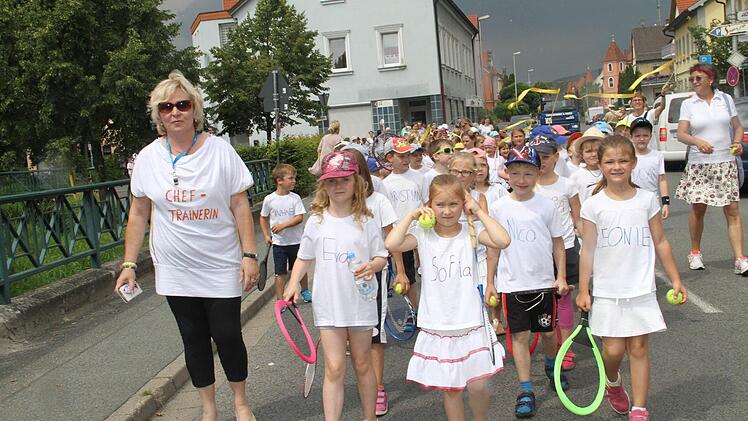 Mit ihrer Cheftrainerin und ihren Coaches bildete die Ivo-Hennemann-Grundschule eine der stärksten Gruppen im Zug.  Foto: Gerda Völk