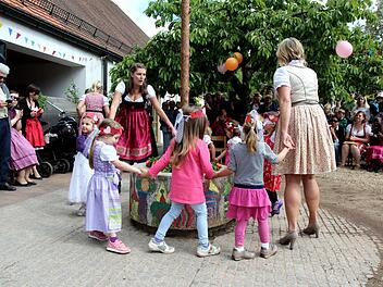 Der Tanz um den Kerwasbaum gehört bei einer vernünftigen Kirchweih zum Programm. Fotos: Richard Sänger