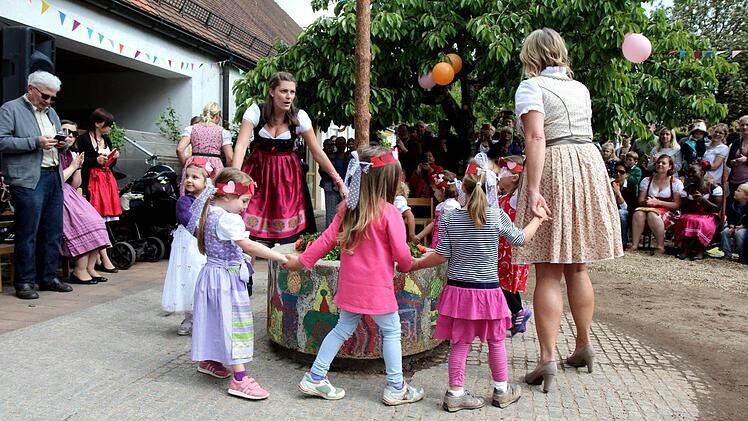 Der Tanz um den Kerwasbaum gehört bei einer vernünftigen Kirchweih zum Programm. Fotos: Richard Sänger