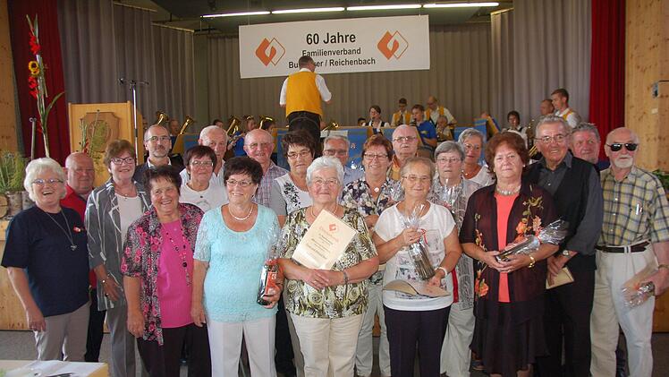 Ehrung für 40 Jahre: (von links ) Vorsitzende Anni Straub, Josef Federlein, Landesvorsitzende Sabine Engel, Vorsitzender Bernhard Beck, Anna Federlein, Christa Machwart, Otto Mangold, Roswitha Mangold, Alois Kaiser, Elfriede Kaiser, Gusti Beck, Wilfried Beck, Margit Hehn, Burkard Jungklaus, Friedlinde Mahlmeister, Anna Jungklaus, Leni Bieberich, Wilma Katzenberger, Kurt Katzenberger, Ludwig Straub, Robert Hehn.