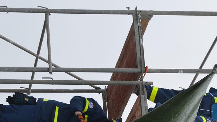 Hoch hinaus: Die Aufbauarbeiten für die Lkw-Waschanlage gestalteten sich wegen des Windes als schwierig. Foto: Peter Rauch