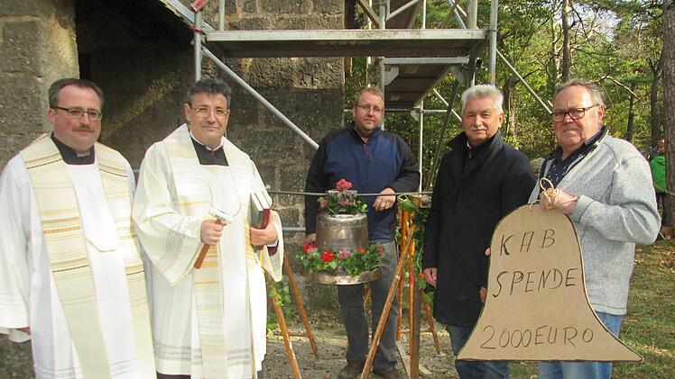 Den freudigen Anlass würdigten (v. l.) Pfarrer Norbert Wahler und Dekan Michael Krammer, Initiator Michael Stöth, Bürgermeister Peter Hart und KAB-Vorsitzender Rudolf Volpert.             Winfried Ehling