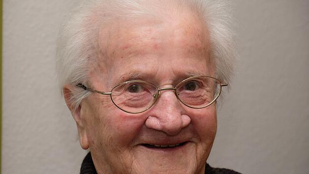 Zufriedenheit strahlt Luise Sch&uuml;&szlig;ler aus, die am Freitag, 22. Februar ihren 100. Geburtstag feiert.Gerd Schaar