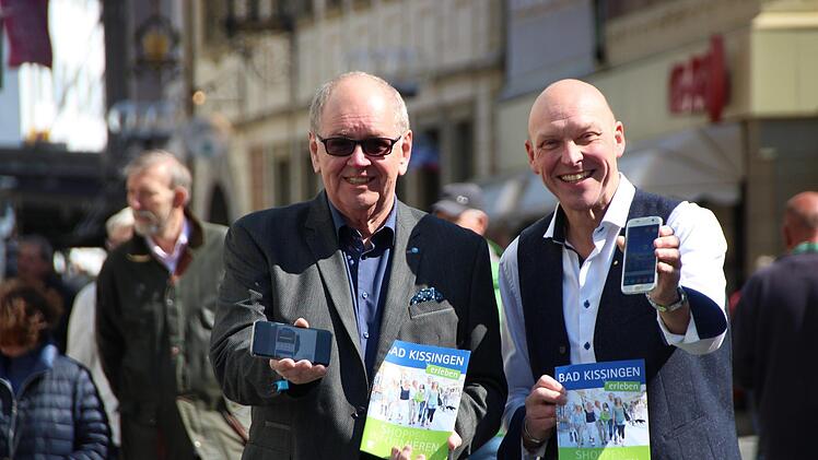 Klaus Bollwein (links) und Ralf Ludewig bringen den alten Shoppingführer "Bad Kissingen erleben" als großes Stadtmarketing-Portal ins Internet. B. Borst