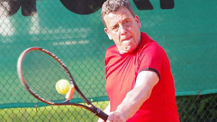 Beim knappen 5:4-Sieg der Herren 55 des TC Steinwiesen gegen den TC Veste Coburg gewann Horst Kotschenreuther (Bild) sein Einzel und das Doppel mit Reiner Simon.  Foto: Hans Franz