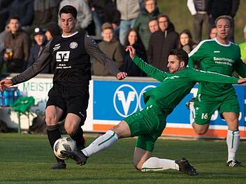 Szene aus dem Rückspiel der Vorsaison in Friesen (Endstand: 1:1) Der Friesener Abwehrspieler Nikolai Altwasser (grünes Trikot) grätsch Luca Ljevsic vom FC Lichtenfels den Ball vom Fuß.  Foto: Heinrich Weiß