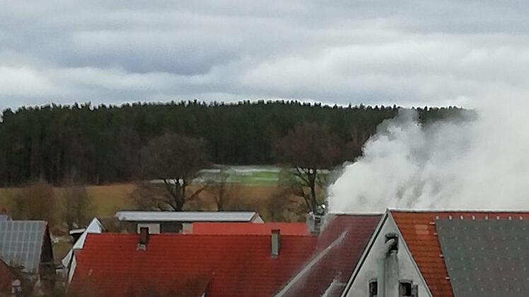 Die Rauchsäule über Dutendorf war kilometerweit zu sehen.  Foto: Paul Frömel