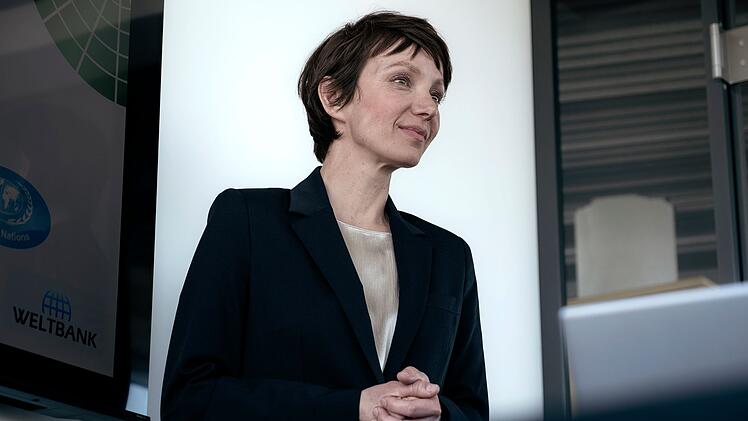 Diana Creutz (Julia Koschitz) verantwortet das Aufforstungsprojekt in Rio Pardo f&uuml;r die finanzierende Weltbank. Sie gibt sich als Gutmensch, behauptet, man werde den Einheimischen Entsch&auml;digung zahlen.