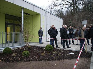 Vor der neuen Mensa: Der Eltmanner Bauausschuss besichtigte die Außenanlagen.  Fotos: sw