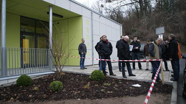 Vor der neuen Mensa: Der Eltmanner Bauausschuss besichtigte die Außenanlagen.  Fotos: sw