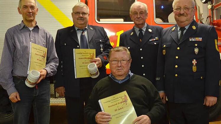 Bei der Feuerwehr Küps gab es Ehrungen für langjährige Vereinstreue (von links, stehend): Reiner Schwarz, Helmut Weidmann, Helmut Meusel (Zweiter Vorsitzender), Bernd Steger (Vorsitzender) und Reinhard Dietrich (sitzend).