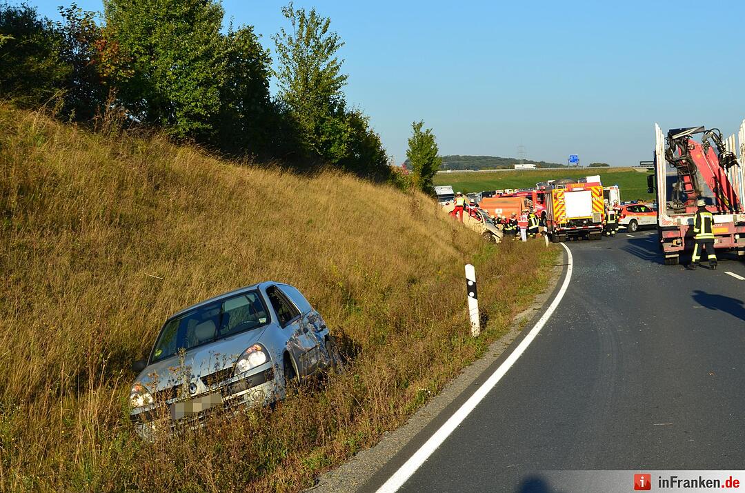Lkw rammt Taxi auf B8