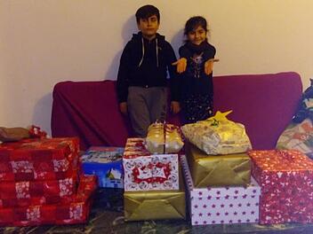 Bei einer Kemmerner Weihnachtsfeier bekamen Mohammad und Sana die ersten Weihnachtsgeschenke ihres Lebens.  Foto: pr