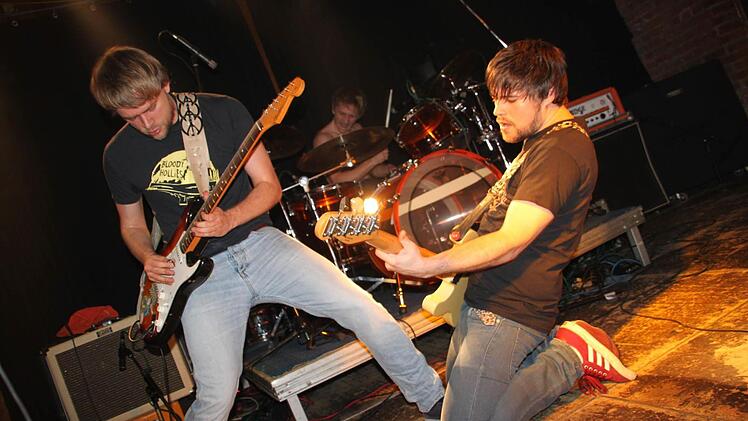 Vollen Körpereinsatz zeigen die Musiker der "Hatchets" mit (von links) Franz und Wenzel Weintritt sowie Jochen Uhlig bei ihren Live-Konzerten. Davon können sich die Fans am 20. Februar im "Nepomuk" in Altenkunstadt überzeugen.  Foto: Stephan Stöckel