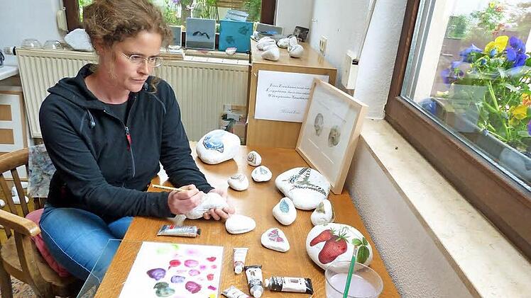 Christina Kraus nutzt Steine als Grundlage für ihre Kunst.  Foto: Pauline Lindner