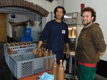 Niko Maleki mit dem anderen Lehrling der Brauerei Paul Freund (von links). Foto: Petra Malbrich