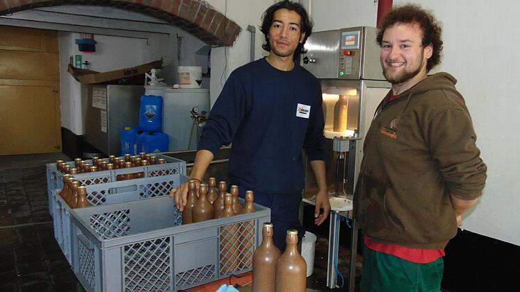 Niko Maleki mit dem anderen Lehrling der Brauerei Paul Freund (von links). Foto: Petra Malbrich