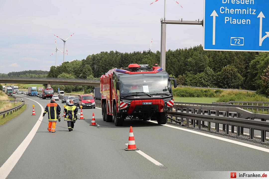 Lkw schleift Skoda vor sich her
