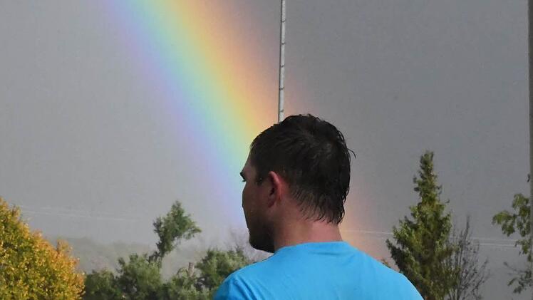 Ein Regenbogen für den Torwart: Schondras Keeper Michael Müller durfte das Naturschauspiel genießen - aber nicht das Spiel. Denn beim SC Diebach unterlag man mit 1:3. Foto: Hopf
