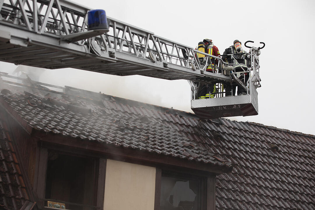 Brand in Doppelhaushälfte: Anderer Gebäudeteil in Mitleidenschaft gezogen - Bewohner leicht verletzt – Feuerwehr muss Dachstuhl öffnen, um Glutnester zu bekämpfen