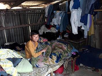 Der 15-jährige Suraj, der Pateneltern in Deutschland hat, ist der einzige aus seiner Familie, der in der engen Hütte ein eigenes Bett hat.   Foto: privat