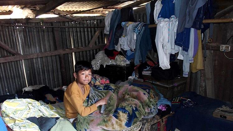 Der 15-jährige Suraj, der Pateneltern in Deutschland hat, ist der einzige aus seiner Familie, der in der engen Hütte ein eigenes Bett hat.   Foto: privat
