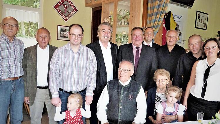 Seinen 90. Geburtstag konnte dieser Tage Andreas Rieß feiern. Unser Bild zeigt ihn (sitzend) mit seiner Ehefrau Theresia, seinen beiden Enkelsöhnen Alexander und Dominik, den Urenkeln Anna und Jule sowie den weiteren Gratulanten.  Foto: Werner Reißaus