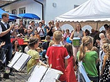 Die jüngsten Sängerinnen und Sänger traten beim Fest der Hausener Volksbank auf und sangen für Filialleiter Thorsten Erlwein (Bildmitte klatschend) ein Ständchen. Foto: Mathias Erlwein