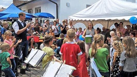 Die jüngsten Sängerinnen und Sänger traten beim Fest der Hausener Volksbank auf und sangen für Filialleiter Thorsten Erlwein (Bildmitte klatschend) ein Ständchen. Foto: Mathias Erlwein