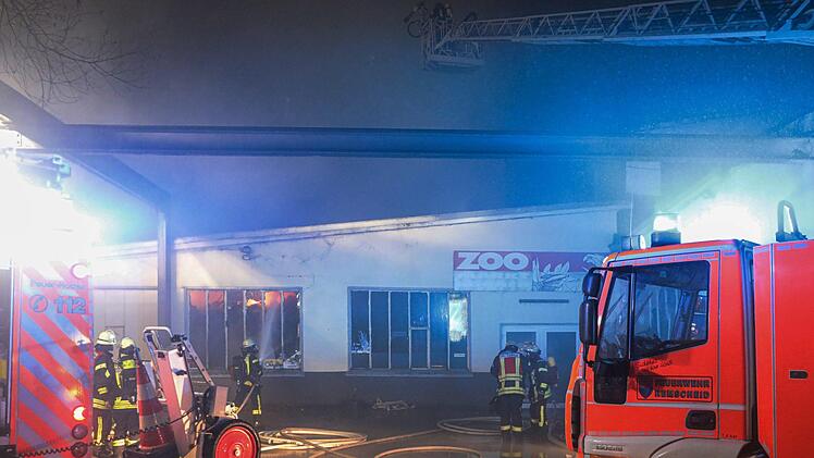 In einer Zoohandlung ist am Samstagabend ein Feuer ausgebrochen. Zahlreiche Tiere überlebten den Brand nicht. Foto: Tim Oelbermann/dpa