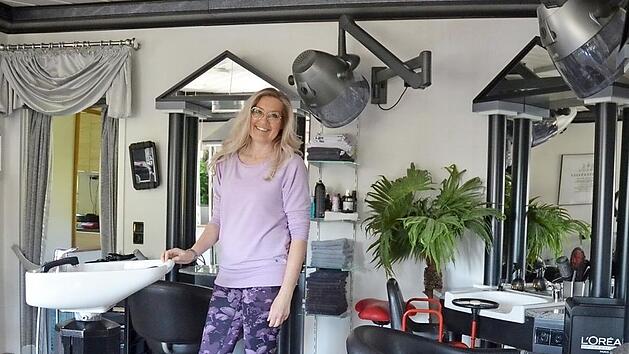 Noch ist Tanja Bauer allein in ihrem Friseursalon. Alle Hoffnung richtet sich jetzt auf den 4. Mai. Dann sollen wieder Kunden hinein dürfen Foto: Rainer Lutz