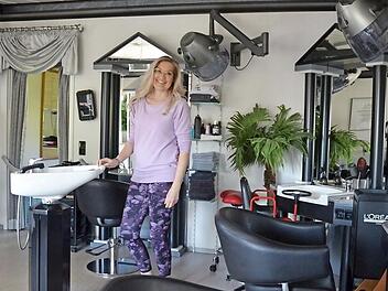 Noch ist Tanja Bauer allein in ihrem Friseursalon. Alle Hoffnung richtet sich jetzt auf den 4. Mai. Dann sollen wieder Kunden hinein dürfen Foto: Rainer Lutz