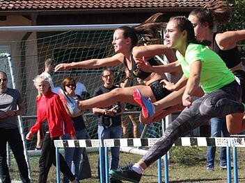 Hanna Schmitt (in grün) vom TV/DJK Hammelburg erzielte beim Saisonauftakt der Leichtathleten in Aschaffenburg gleich vier persönliche Bestleistungen. Fotos: Reinhold Nürnberger