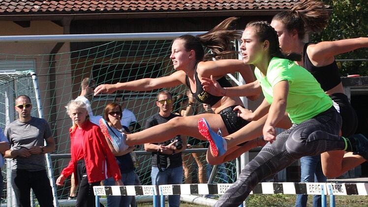 Hanna Schmitt (in grün) vom TV/DJK Hammelburg erzielte beim Saisonauftakt der Leichtathleten in Aschaffenburg gleich vier persönliche Bestleistungen. Fotos: Reinhold Nürnberger