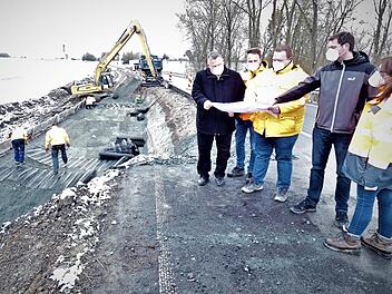 Sie machten sich ein Bild von der Spezialtiefbau-Lösung am "Streitmühlbach" (von links): Bürgermeister Gerhard Schneider, Bauleiter Markus Schaf, Projektleiter Oliver Stahlmann, Abteilungsleiter Philip Wagner und Petra Bescherer vom Bauamt der Gemeinde Himmelkron.