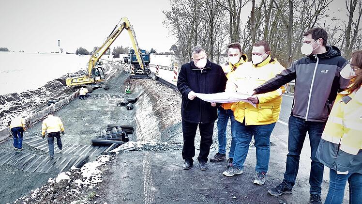 Sie machten sich ein Bild von der Spezialtiefbau-Lösung am "Streitmühlbach" (von links): Bürgermeister Gerhard Schneider, Bauleiter Markus Schaf, Projektleiter Oliver Stahlmann, Abteilungsleiter Philip Wagner und Petra Bescherer vom Bauamt der Gemeinde Himmelkron.