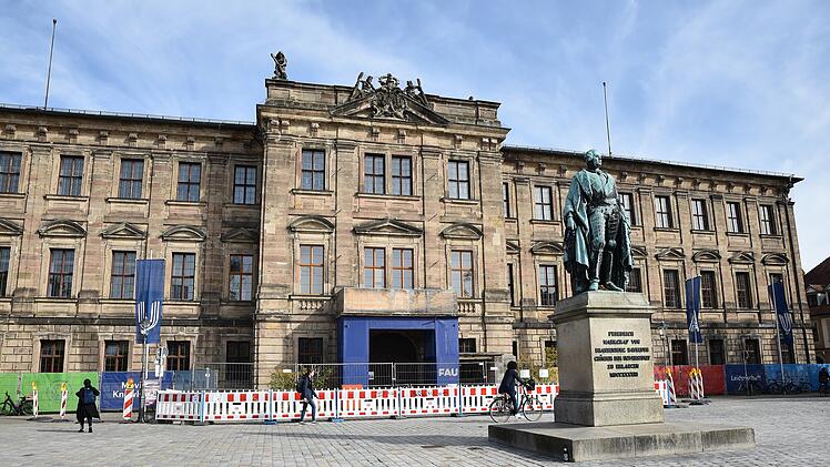 Erlangen: Marodes Schloss-Wappen f&uuml;hrt zu Sperrung - "In schlechterem Zustand als vermutet"