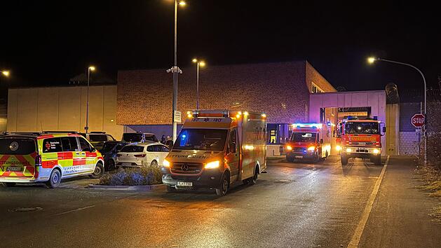 Brand in Abschiebehaftanstalt Hof - Rettungsdienst r&uuml;ckt mit Gro&szlig;aufgebot an
