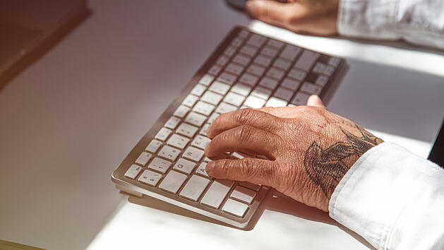 Tattoo-Urteil: Wann Mitarbeiter auf ihr Gehalt verzichten m&uuml;ssen