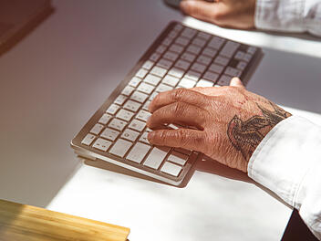 Tattoo-Urteil: Wann Mitarbeiter auf ihr Gehalt verzichten müssen